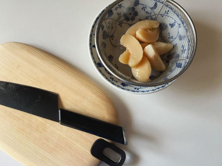 【米粉レシピ】ジューシーな桃のブラックペッパー米粉マフィン【渡辺友美子のコーヒーに合うお菓子のレシピ vol.51 〜レシピで旅するヨーロッパ〜】