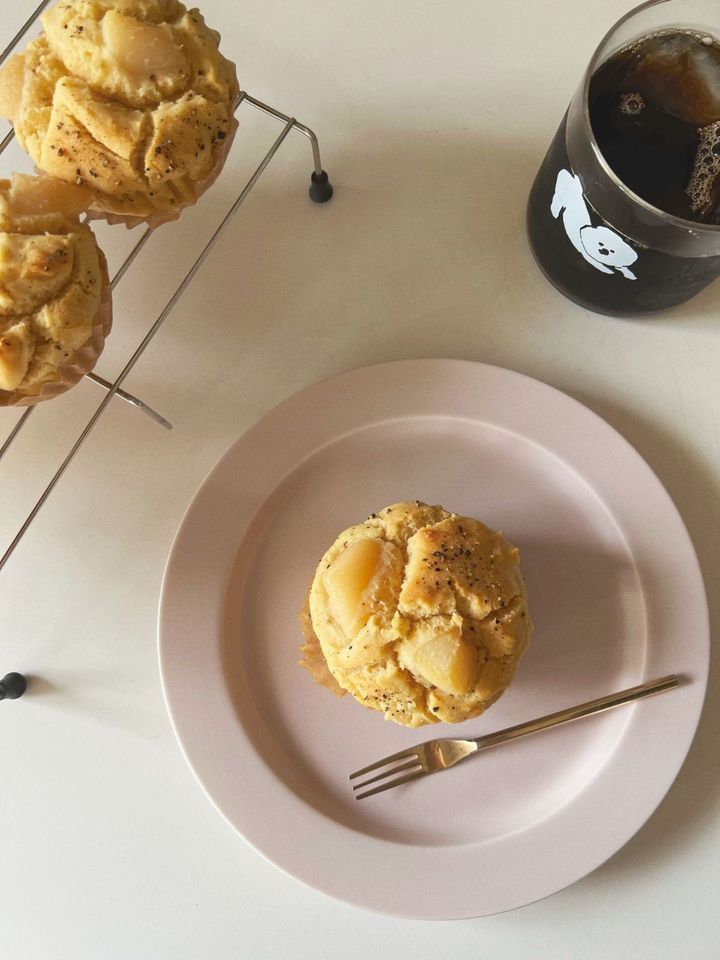 【米粉レシピ】ジューシーな桃のブラックペッパー米粉マフィン【渡辺友美子のコーヒーに合うお菓子のレシピ vol.51 〜レシピで旅するヨーロッパ〜】