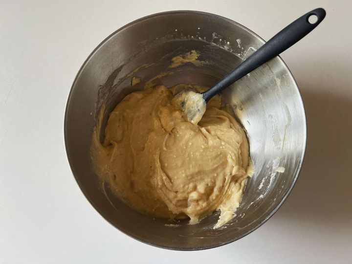 【米粉レシピ】ジューシーな桃のブラックペッパー米粉マフィン【渡辺友美子のコーヒーに合うお菓子のレシピ vol.51 〜レシピで旅するヨーロッパ〜】