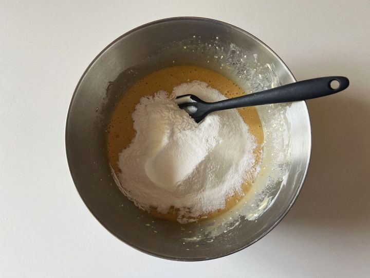 【米粉レシピ】ジューシーな桃のブラックペッパー米粉マフィン【渡辺友美子のコーヒーに合うお菓子のレシピ vol.51 〜レシピで旅するヨーロッパ〜】