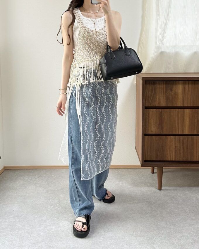 しまむらのホワイトの「チュールリボンラップスカート」×カットオフデニムパンツ