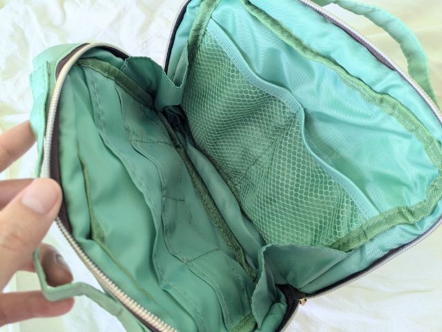 ポーチを開けたところ