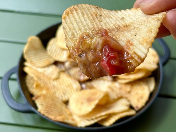 レトルトカレーで作ったカレーナチョスを手で持ち上げたところ