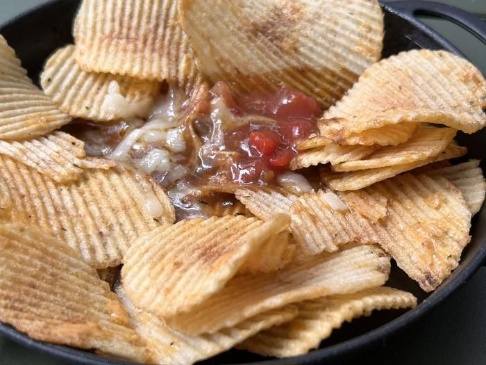 レトルトカレーで作ったカレーナチョスがスキレットにな入っているところ