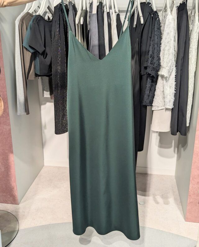 GU「サテンワンピ」