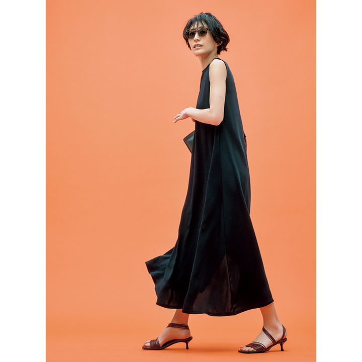 ノースリワンピを着用している神山まりあさんの写真