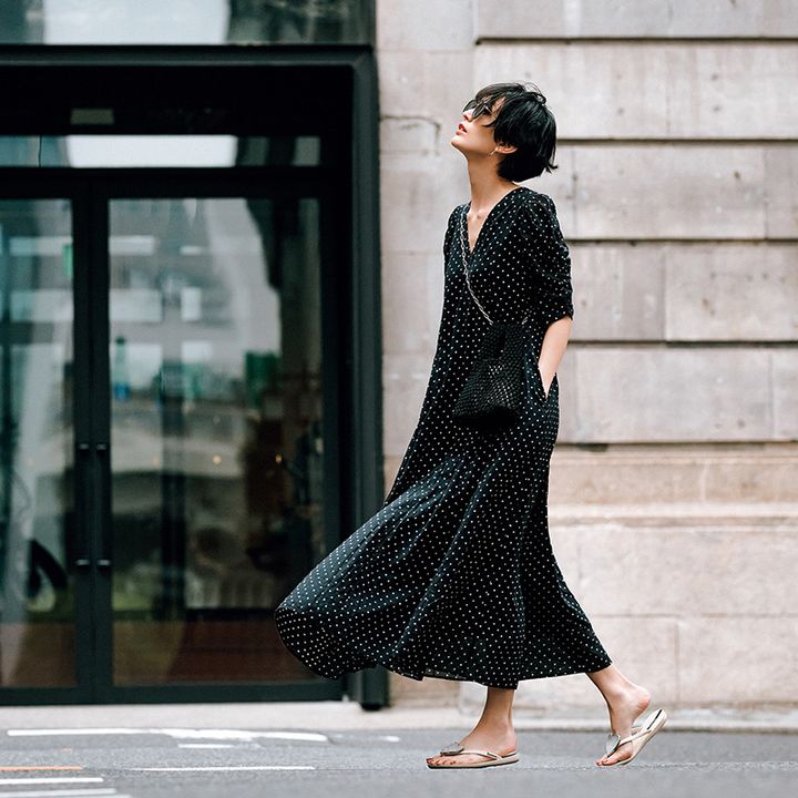 ドットワンピースにビーサンの神山まりあさんの写真