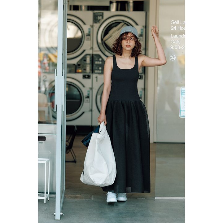 タンクワンピ×スニーカーの優木まおみさんの写真