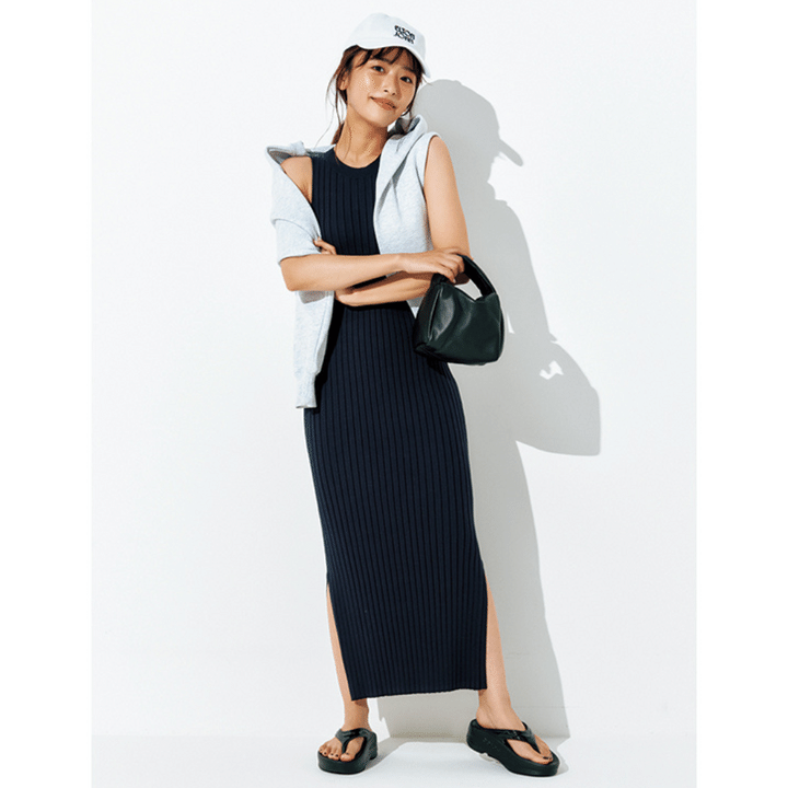 黒ワンピにスポサンを履いた近藤千尋さんの写真