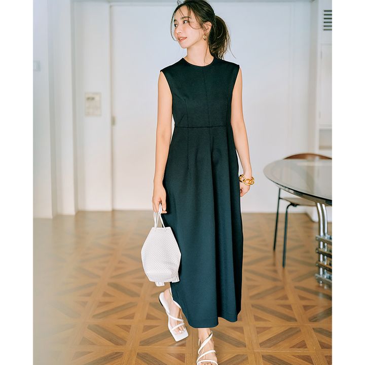 コクーンシルエットの黒ワンピを着用している優木まおみさんの写真