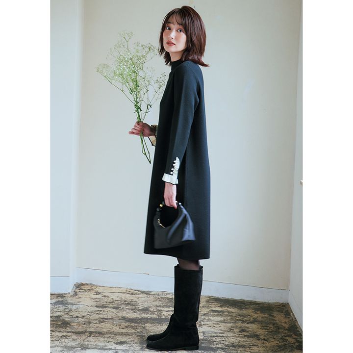ニットワンピ×ロングブーツの高梨臨さんの写真