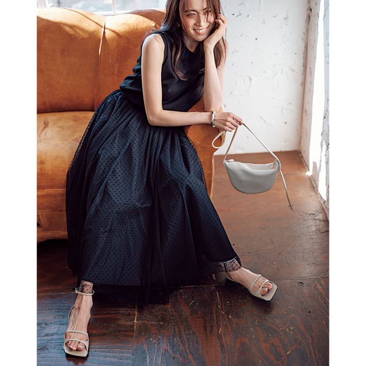 ドットチュールワンピを着用している笹川友里さんの写真