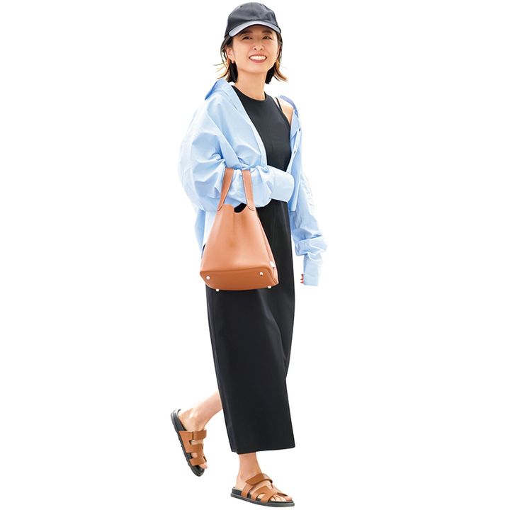 黒ワンピ×青シャツの読者スナップの写真