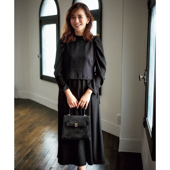 レースジレ付き黒ワンピを着用している優木まおみさんの写真