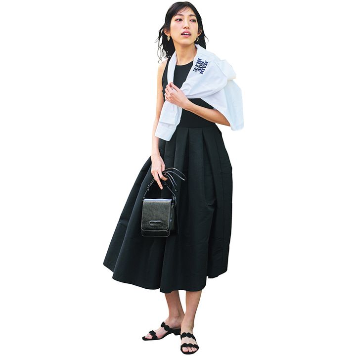 黒ワンピにシャツを肩掛けした望月芹名さんの写真