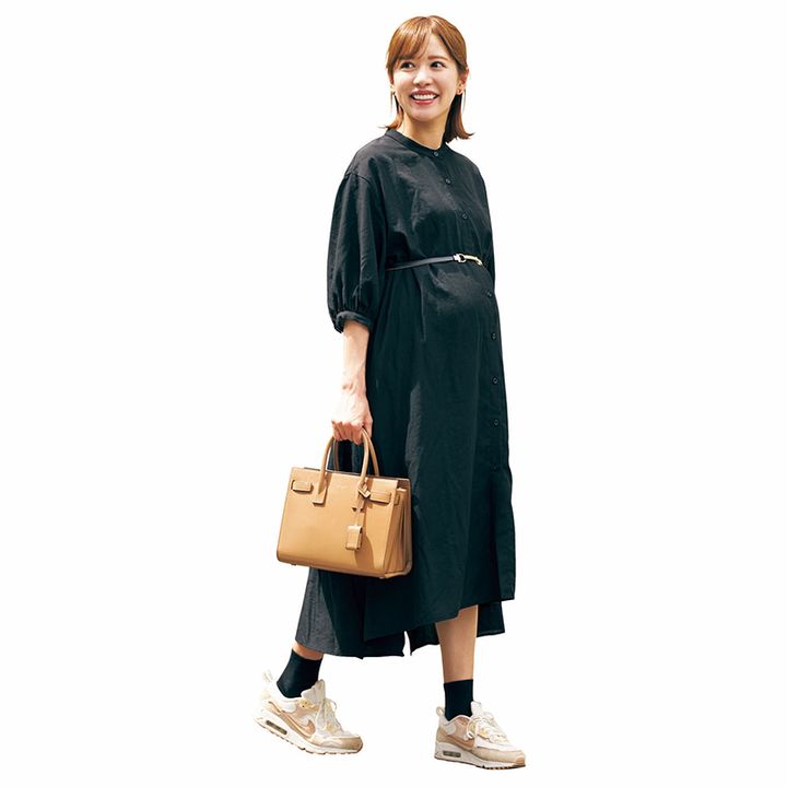 タック入り黒ワンピを着用しているママスナップ写真