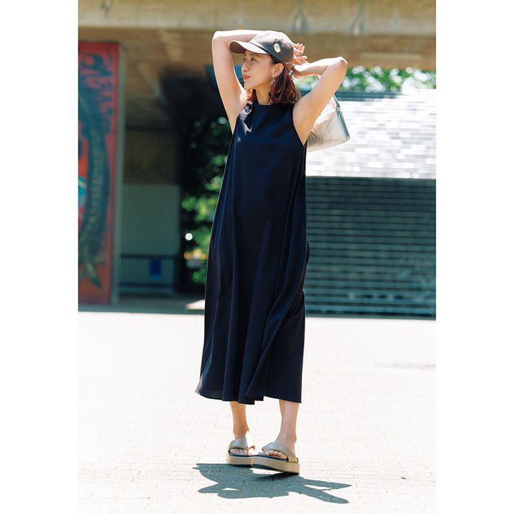 黒ワンピ×トングサンダルの優木まおみさんの写真