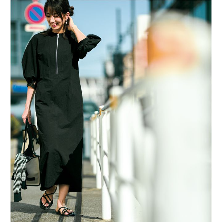 ジップワンピースを着用している東原亜希さんの写真