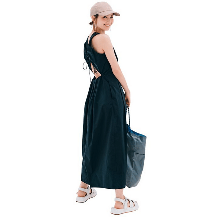 バックオープンワンピを着用している辻元舞さんの写真