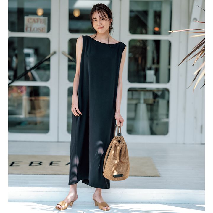 ジョーゼットロングワンピースを着用した笹川友里さんの写真