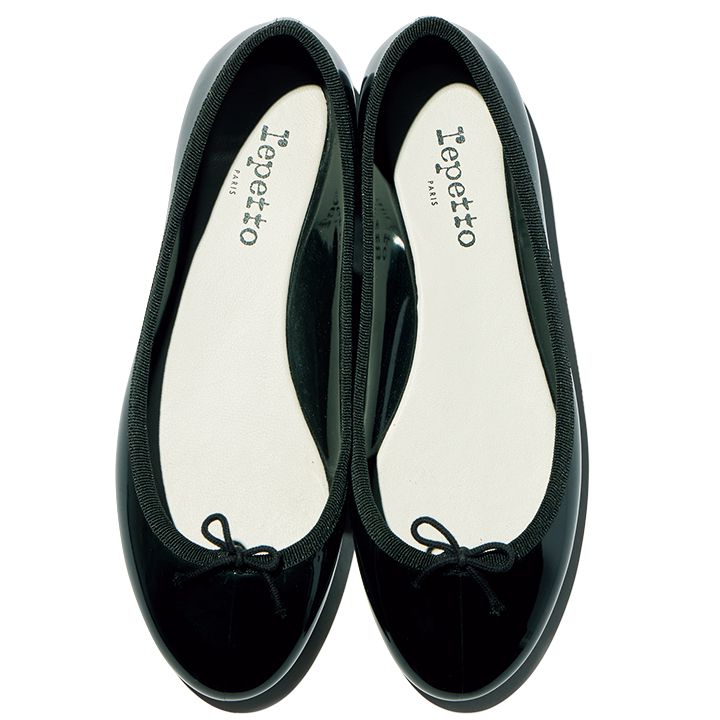 雨の日をおしゃれに機能的に着こなしたい！センスのいい折りたたみ傘、レインシューズなど