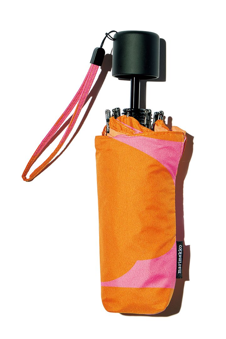 雨の日をおしゃれに機能的に着こなしたい！センスのいい折りたたみ傘、レインシューズなど