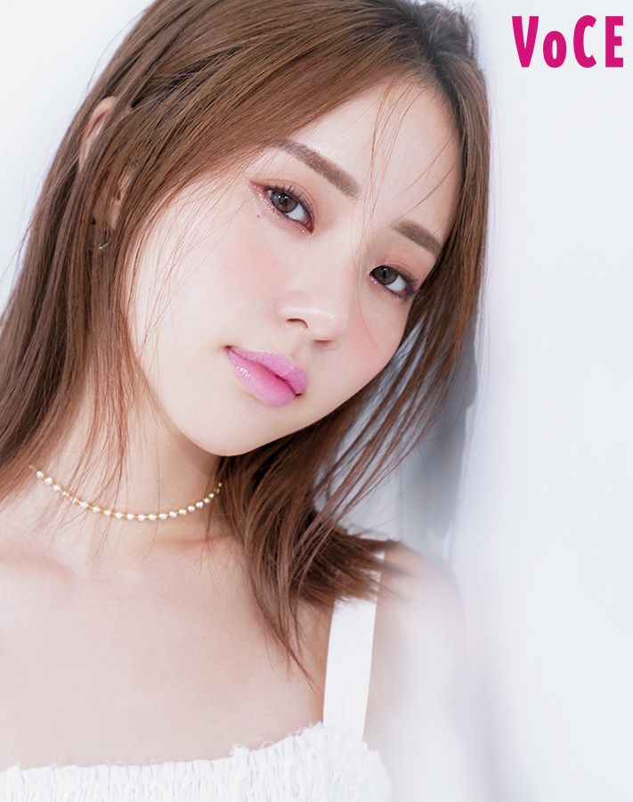 中町綾が夏にぴったりなつやめく“ガラス玉リップ”メイクで登場！