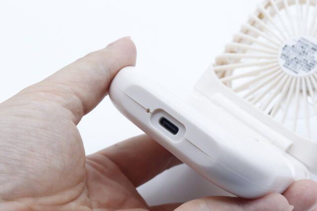 ダイソー スマホスタンドにもなる折りたたみ式ミニ扇風機 Type-C