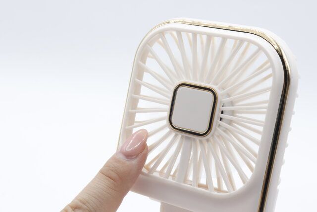 ダイソー スマホスタンドにもなる折りたたみ式ミニ扇風機 風量