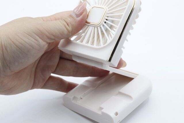 ダイソー スマホスタンドにもなる折りたたみ式ミニ扇風機 スタンド