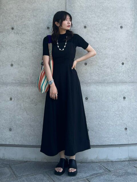 黒キャミワンピースのコーデ4