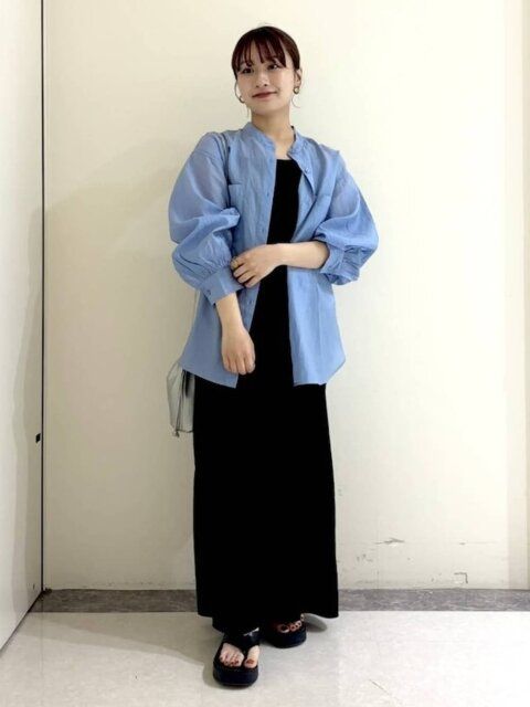 黒キャミワンピースのコーデ3