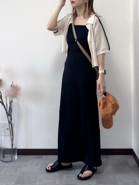 黒キャミワンピースのコーデ1