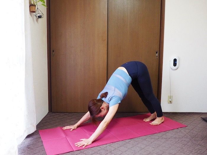 腰を上げて、ひざを伸ばす 