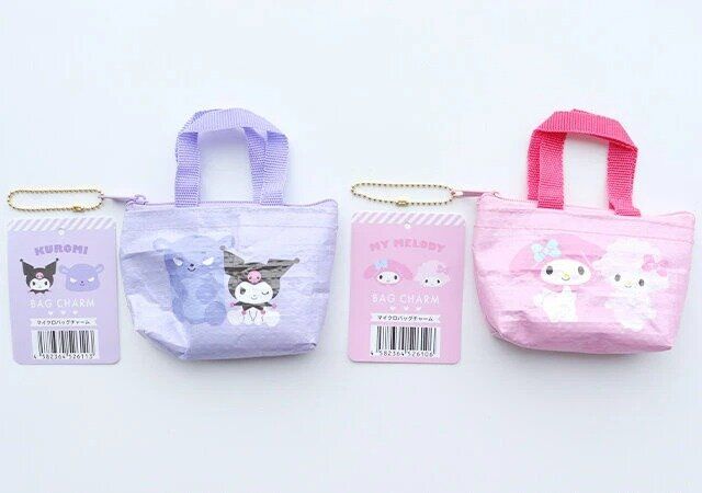 ダイソー キーホルダー まとめ マイクロバッグチャーム K／U 紫 マイクロバッグチャーム M／M ピンク 商品タグ