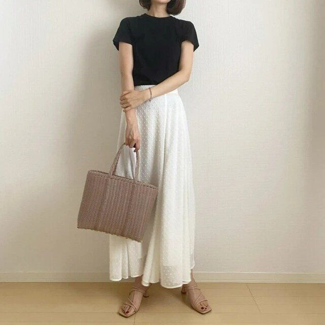 黒Tと白スカートのOKコーデ