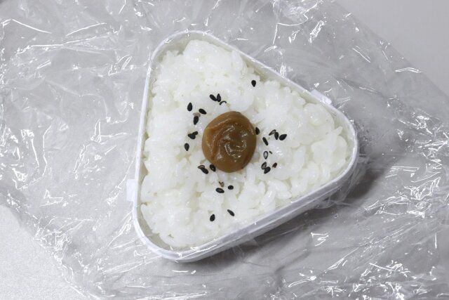 セリア チェリッシュフラワー おにぎり型ケース 2P 使い方 ラップ