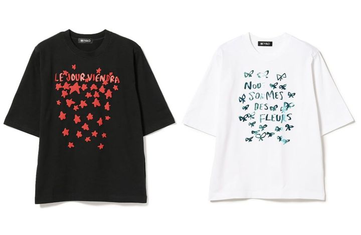 画像: 左「別注 LE JOUR VIENDRA Tシャツ」￥17,600、右「別注 NOUS SOMMES DES FLEURS Tシャツ」￥15,400ともに【ミヤオ×レイ ビームス】 出典：レイ ビームス