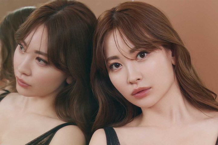 ランジェリーをまとってエレガントなムードを見せる小嶋さん