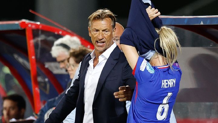 「女子は男子より感情的」「彼女たちは超絶プロ」 元清掃員のフランス女子代表監督が発言