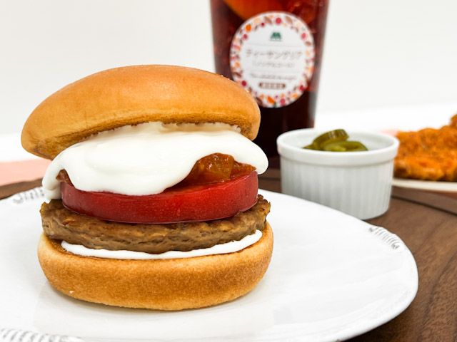 テーブルに並んだ「白いモスバーガー～クアトロチーズソース～」