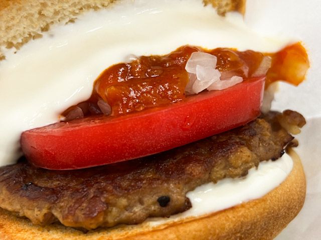 バンズから溢れる白いソース