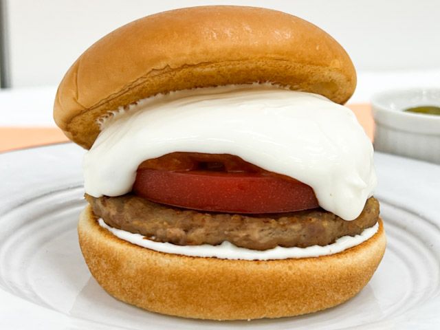 お皿に盛られた「白いモスバーガー～クアトロチーズソース～」