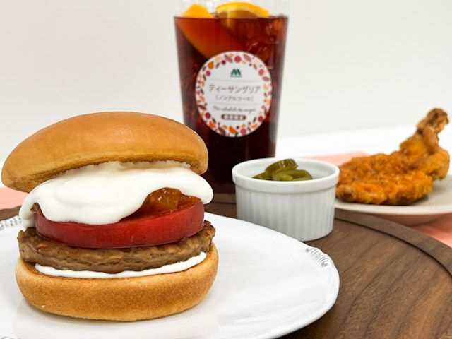 テーブルにのった「白いモスバーガー～クアトロチーズソース～」