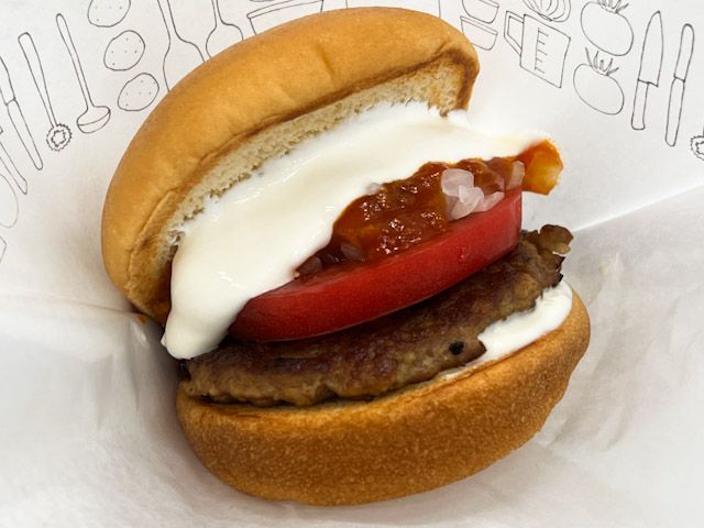 袋に包まれた「白いモスバーガー～クアトロチーズソース～」