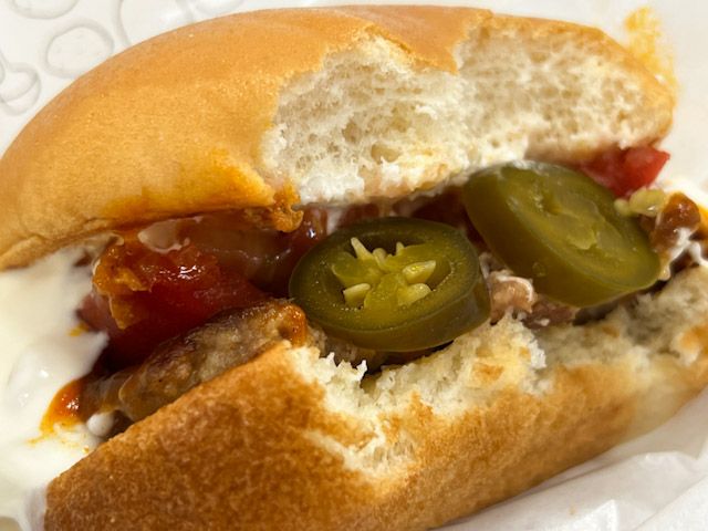 「ハラペーニョ」をトッピングした「白いモスバーガー～クアトロチーズソース～」