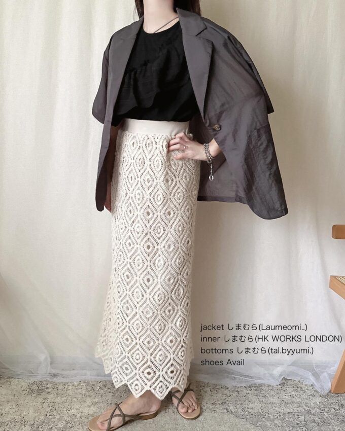 しまむらのダークグレーの「シアーテーラードジャケット」×クロシェロングスカート