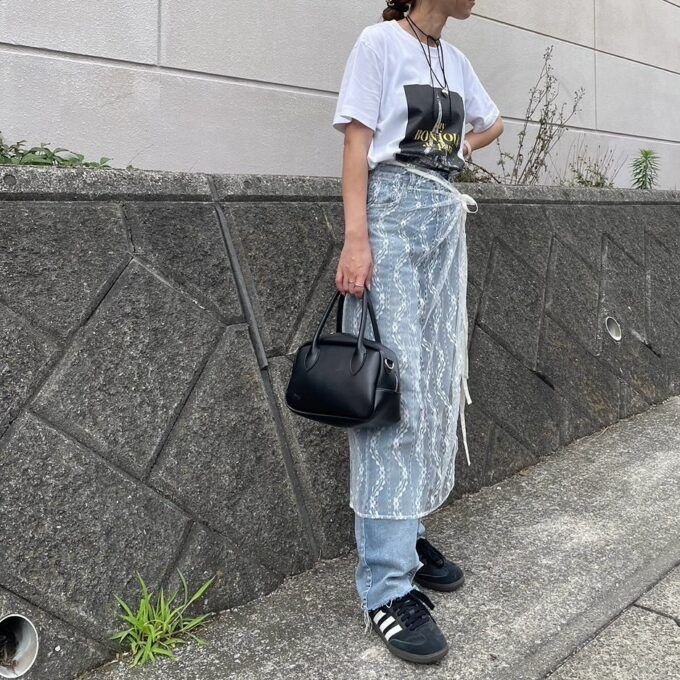しまむらのホワイトの「チュールリボンラップスカート」×カットオフストレートデニムパンツ