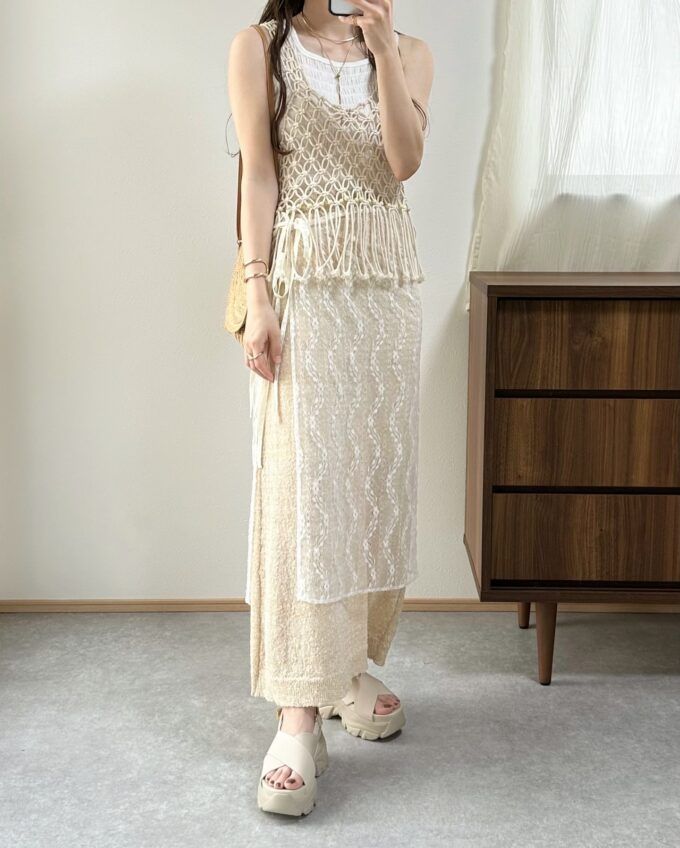 しまむらのホワイトの「チュールリボンラップスカート」×ナローロングスカート