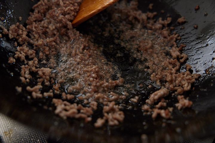 挽き肉を炒める